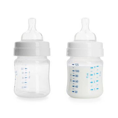 Sütlü bebek besleme şişesi ve beyaz tenli boş bir şişe.