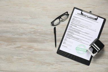 Anlaşma belgesi, kalem, gözlük ve pul, tahta masa, düz yatak. Metin için boşluk