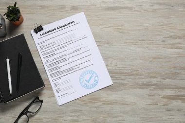 Ehliyet belgesi, kırtasiye, gözlük ve çiçek dekoru ahşap masa, düz yatak. Metin için boşluk