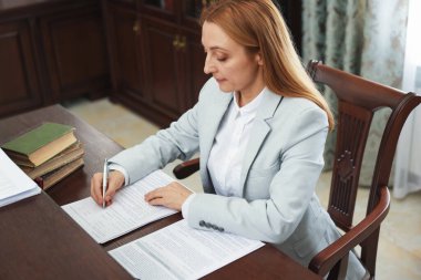 Ofisteki masada noter imzalı belge