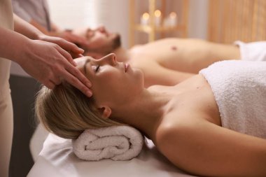 Spa salonunda masaj yaptıran çift, seçici odaklı.