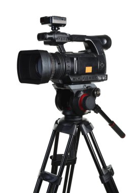 Modern profesyonel video kamera beyaza izole edildi