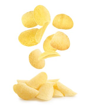 Lezzetli patates cipsi beyaz zemin üzerine düşen