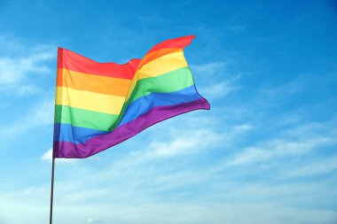 LGBT bayrağı güzel mavi gökyüzünde dalgalanıyor