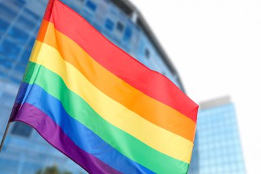 LGBT bayrağı binanın dışında dalgalanıyor, düşük açı görünümü