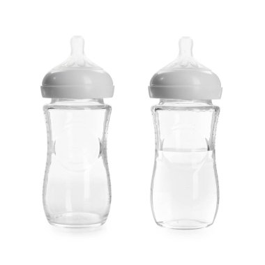 Bebek besleme şişesi suyla ve boş olanı beyaza izole edilmiş.