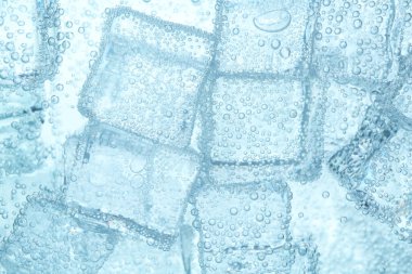 Arka plan olarak buz küpleri ile soda tazeleniyor, yakın plan