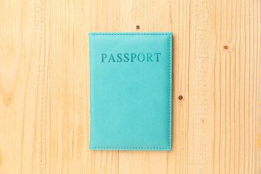 Pasaport açık mavi kapaklı ahşap masa, üst manzara