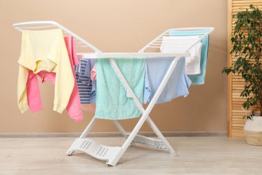 Evde temiz çamaşırlarla kuru askı.