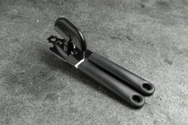 Gri masada bir konserve açacağı, yakın plan.