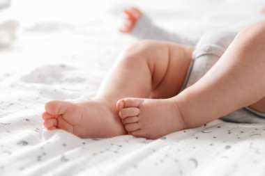 Küçük bebek yatakta uzanıyor, yakın plan.