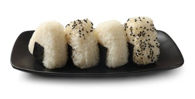 Pirinç topları (onigiri) beyaz üzerine izole edilmiş. Geleneksel Japon yemeği