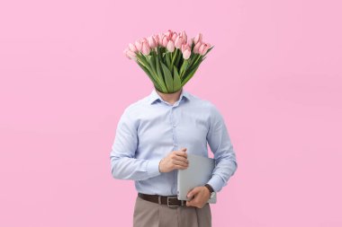 Pembe arka planda kafası yerine çiçek buketi olan bir adam. Yaratıcı sanat kolajı