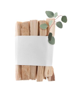 Palo Santo beyaz arka planda kağıt ve okaliptüs dallarına sarılı.