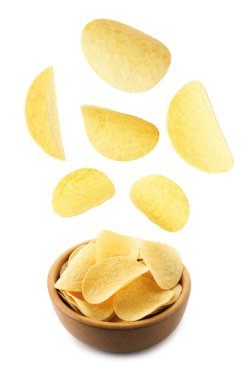 Lezzetli Patates cipsleri kaseye beyaz zemin üzerine düşen