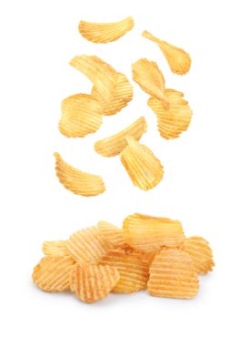 Lezzetli patates cipsi beyaz zemin üzerine düşen