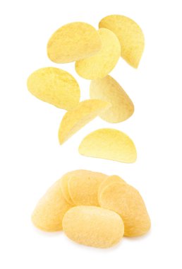 Lezzetli patates cipsi beyaz zemin üzerine düşen