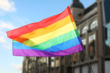 LGBT bayrağı binanın dışında dalgalanıyor, düşük açı görünümü