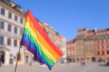 Şehir caddesinde dalgalanan LGBT bayrağı, seçici odak