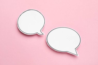 Açık pembe arka planda boş konuşma baloncukları. Metin için boşluk