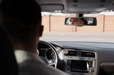 Çağdaş arabanın direksiyonundaki sürücü, içeriden görüyor.
