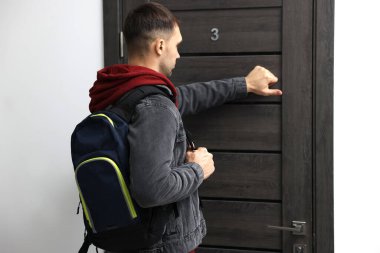 Adamın biri arkadaşının dairesini çalıyor.