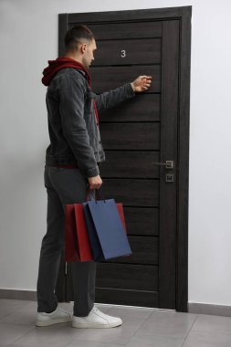 Adamın biri arkadaşının dairesini çalıyor.