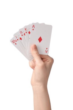 Beyaz arkaplanda kart oynayan kadın, yakın plan