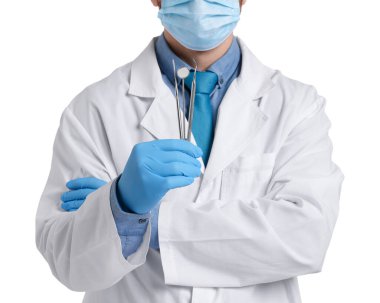 Beyaz arkaplanda araçları olan profesyonel dişçi, yakın plan