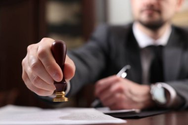 Ofisteki masada noter damgası belgesi, seçici odak