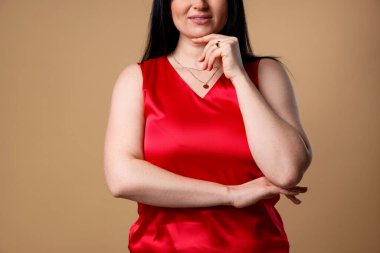 Gülümseme artı bej arka planda boy modeli, yakın plan. Fazla kilolu