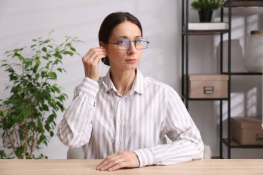 Çevrimiçi hoparlör kapalı masada webinar, web kamerasından görüntü