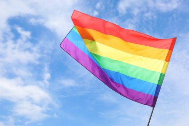 LGBT bayrağı güzel mavi gökyüzünde dalgalanıyor