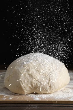 Masaya un serpiyorum, yakın plan.