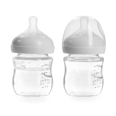 Bebek besleme şişesi suyla ve boş olanı beyaza izole edilmiş.