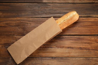 Tahta masada taze baget ve kağıt torba, üst manzara.