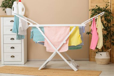 Evde temiz çamaşırlarla kuru askı.