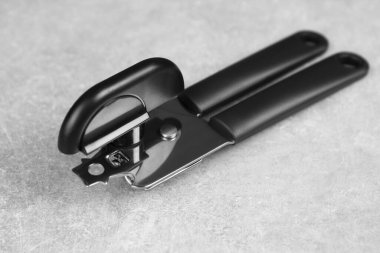 Gri masada bir konserve açacağı, yakın plan.