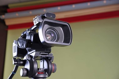 Modern video kamera şık bir stüdyoda, düşük açılı görüntü. Metin için boşluk