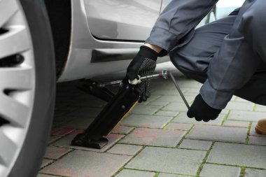 Otomatik mekanik makaslı araba kaldırma açık havada, yakın çekim