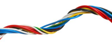 Birçok renkli elektrik kablosu beyaza izole edilmiş.