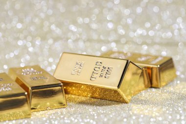 Parlak arkaplan üzerine altın çubuklar, yakın plan