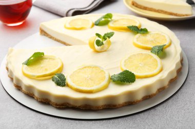 Gri desenli masada naneli limonlu peynirli kek, yakın plan.