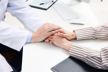 Bağımlı bir kadının klinikteki bağımlılık uzmanıyla randevusu var.