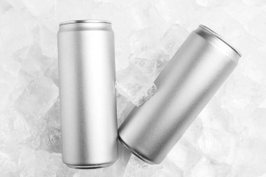 Buzlu konserve kutularda içecekler, üst manzara.