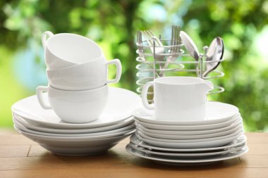 Farklı temiz bulaşık takımları, bardaklar ve çatal bıçak sehpası.