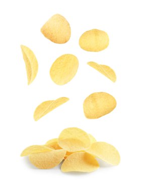 Lezzetli patates cipsi beyaz zemin üzerine düşen
