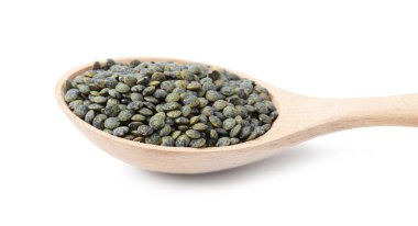 Tahta kaşıkta çiğ mercimek.