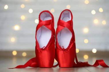 Bulanık ışıklara karşı bir çift güzel sivri uçlu ayakkabı. Bokeh etkisi