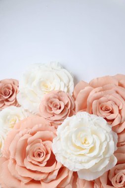 Beyaz arka planda güzel kağıt çiçekler, düz bir zemin. Metin için boşluk